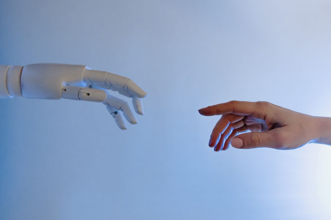 Robot eli ile insan elinin birbirine uzanması